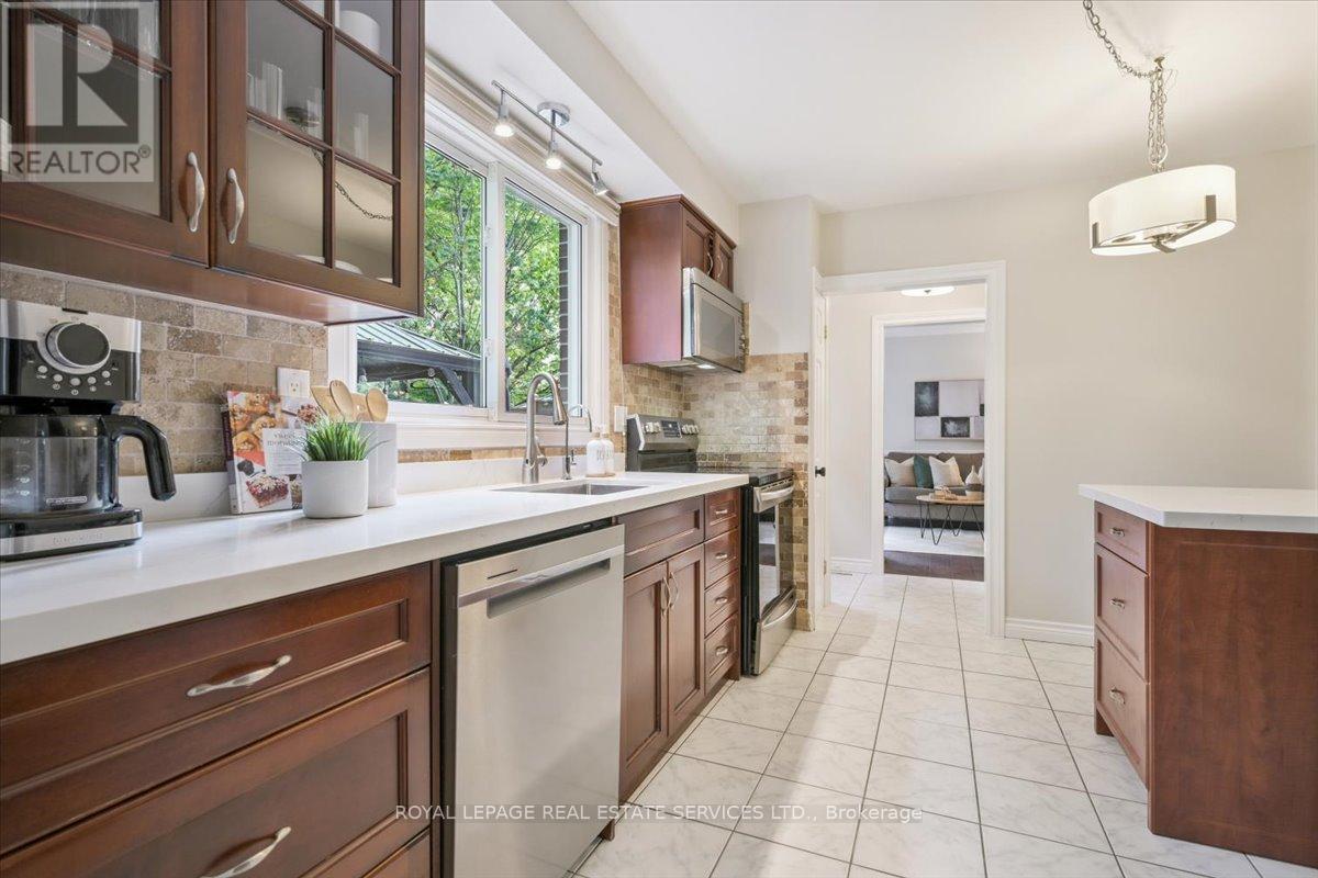 2340 Homelands Drive, Mississauga (Sheridan), Ontario  L5K 1G6 - Photo 13 - W12467706