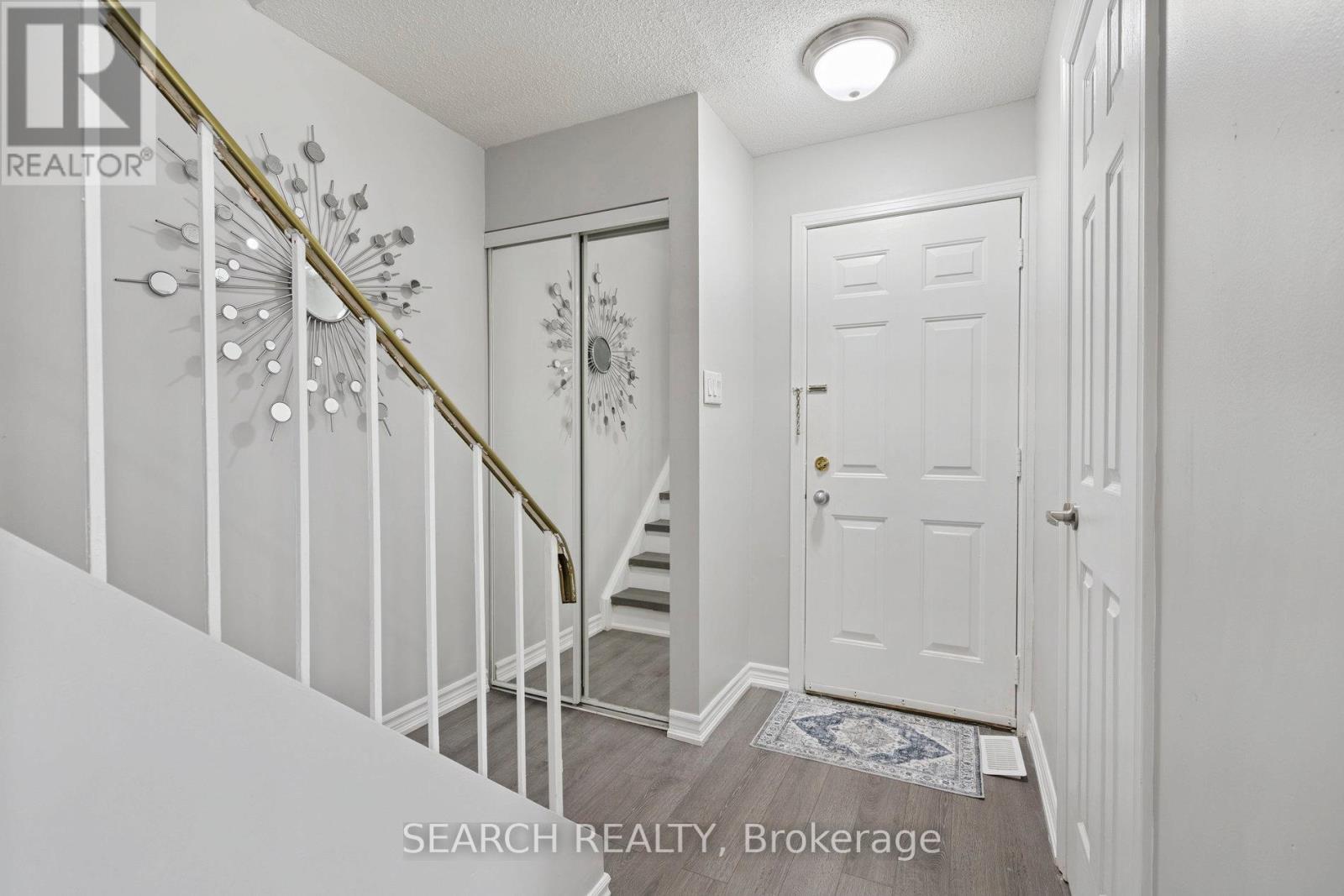15 Hector Court, Brampton, Ontario  L6S 1P1 - Photo 3 - W12467759