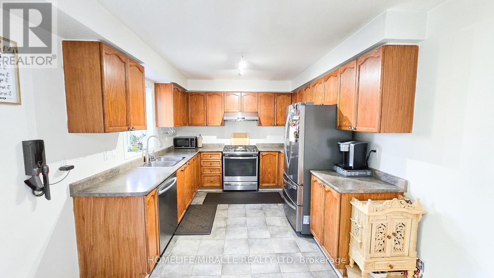 48 Bramcedar Crescent, Brampton, Ontario  L7A 1T3 - Photo 10 - W12467765