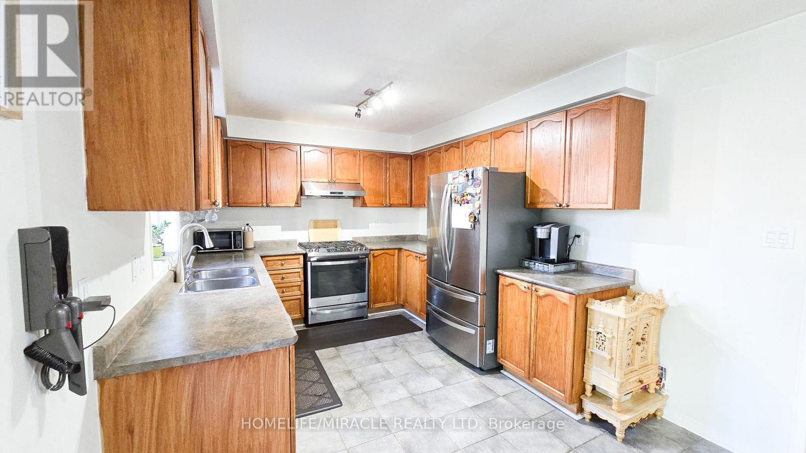 48 Bramcedar Crescent, Brampton, Ontario  L7A 1T3 - Photo 11 - W12467765