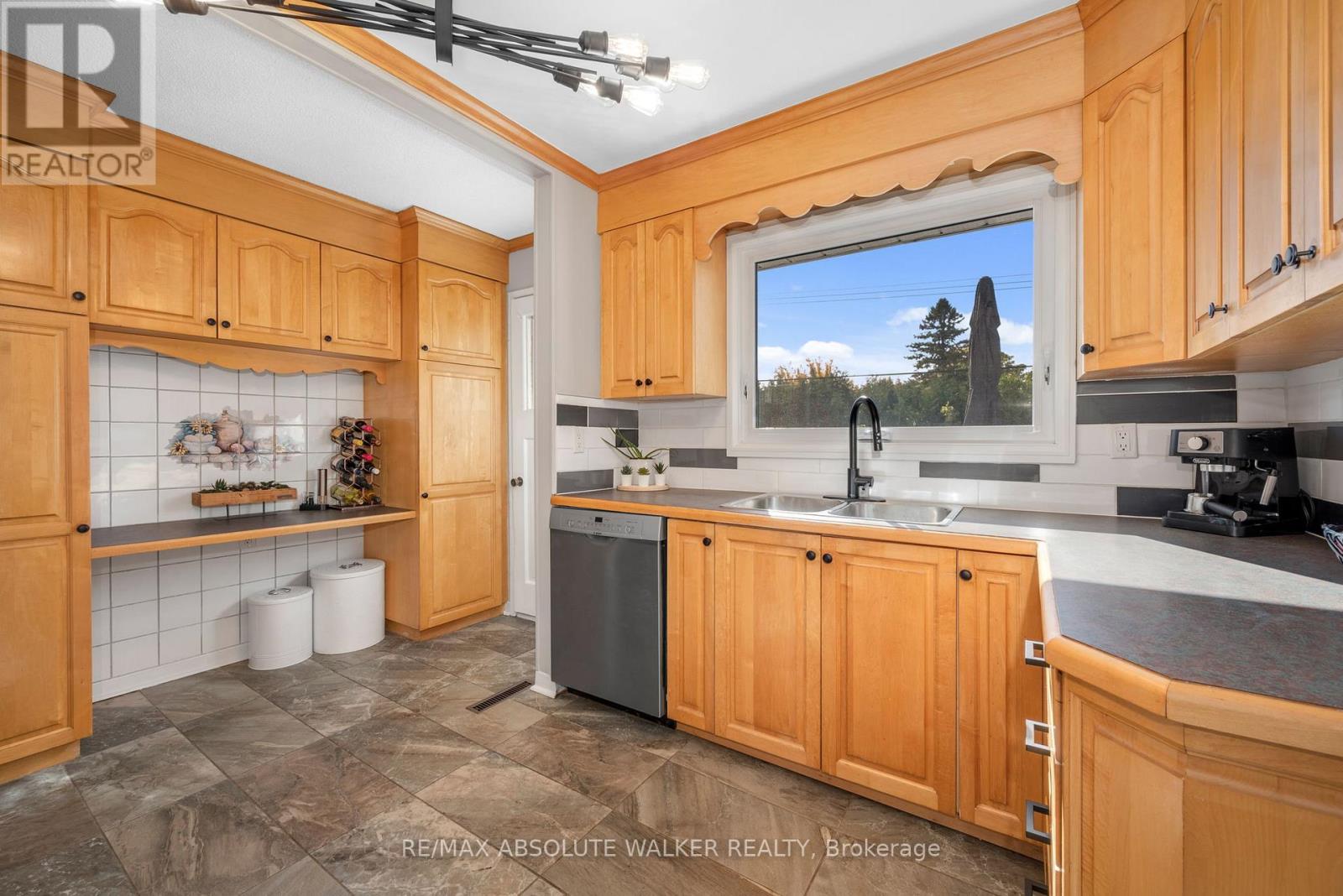 5298 Hillcrest Drive, Ottawa, Ontario  K4M 1E6 - Photo 11 - X12467900