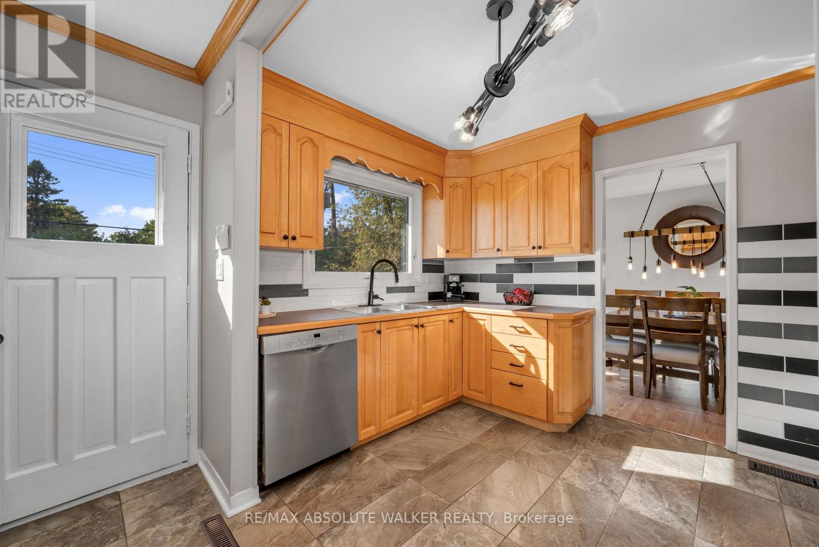 5298 Hillcrest Drive, Ottawa, Ontario  K4M 1E6 - Photo 14 - X12467900