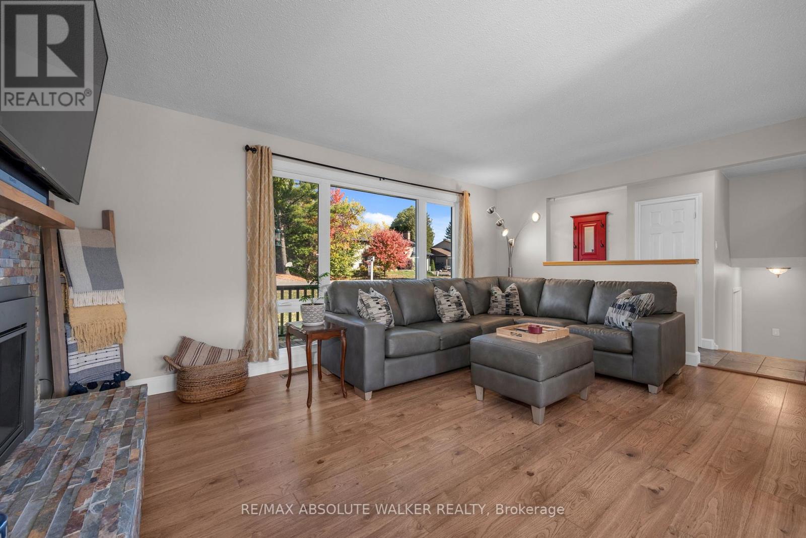 5298 Hillcrest Drive, Ottawa, Ontario  K4M 1E6 - Photo 4 - X12467900