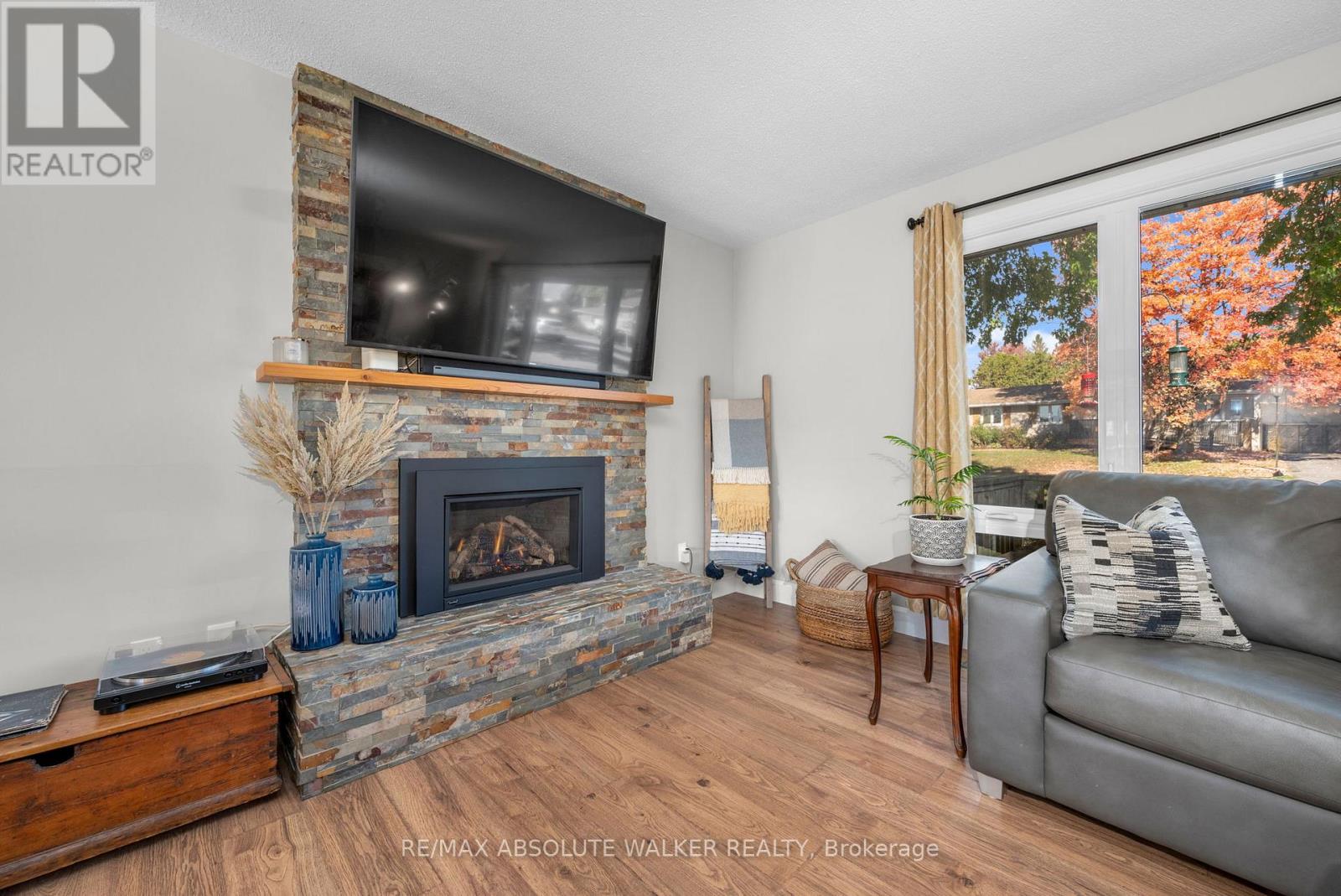 5298 Hillcrest Drive, Ottawa, Ontario  K4M 1E6 - Photo 5 - X12467900
