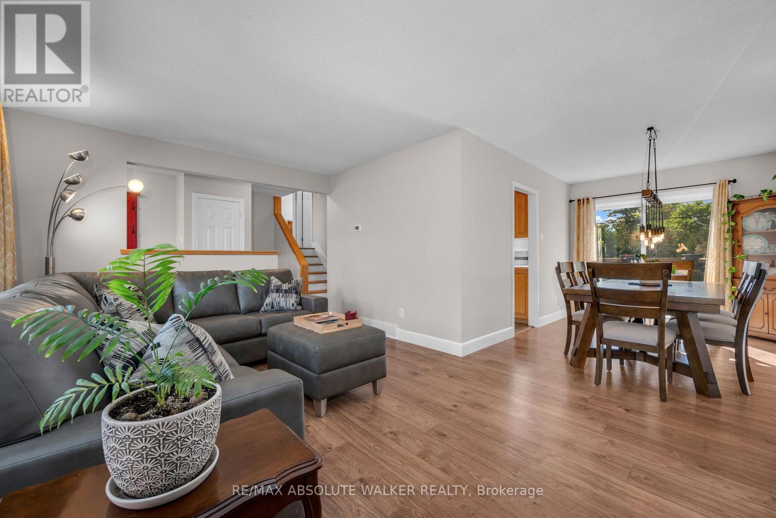 5298 Hillcrest Drive, Ottawa, Ontario  K4M 1E6 - Photo 7 - X12467900