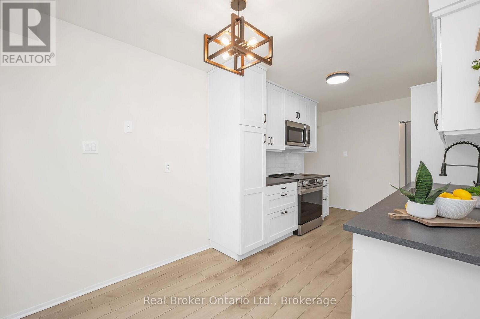 815 Sweetwater Crescent, Mississauga, Ontario  L5H 4A7 - Photo 11 - W12467878