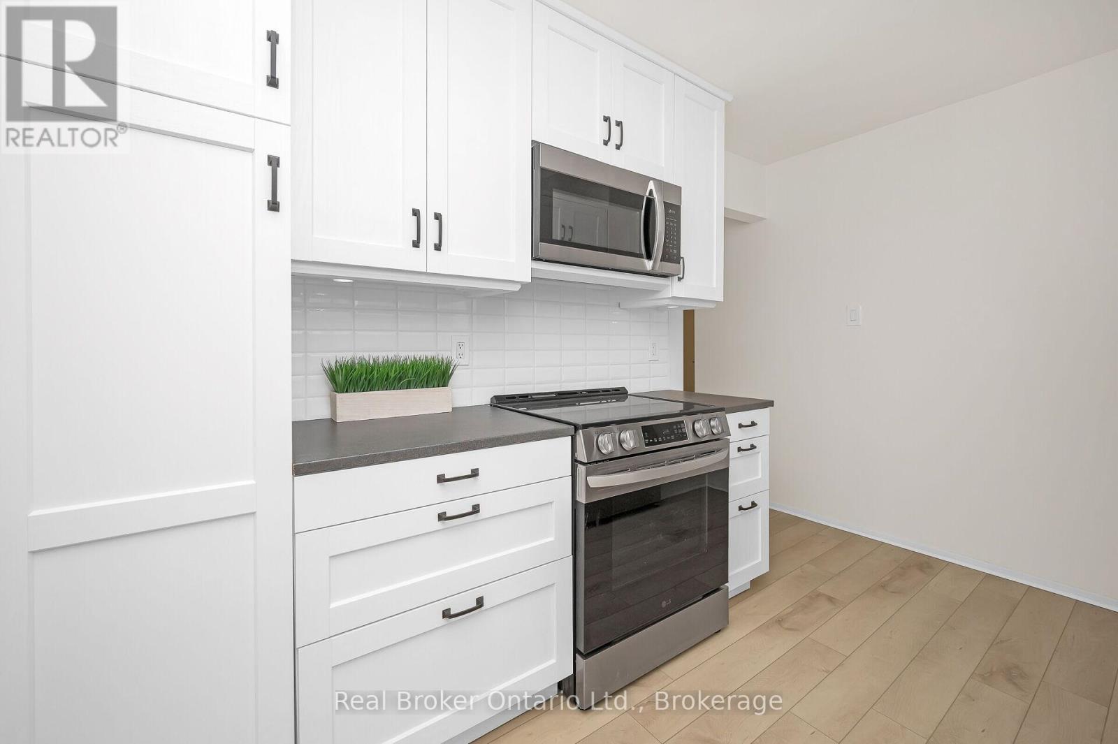 815 Sweetwater Crescent, Mississauga, Ontario  L5H 4A7 - Photo 13 - W12467878