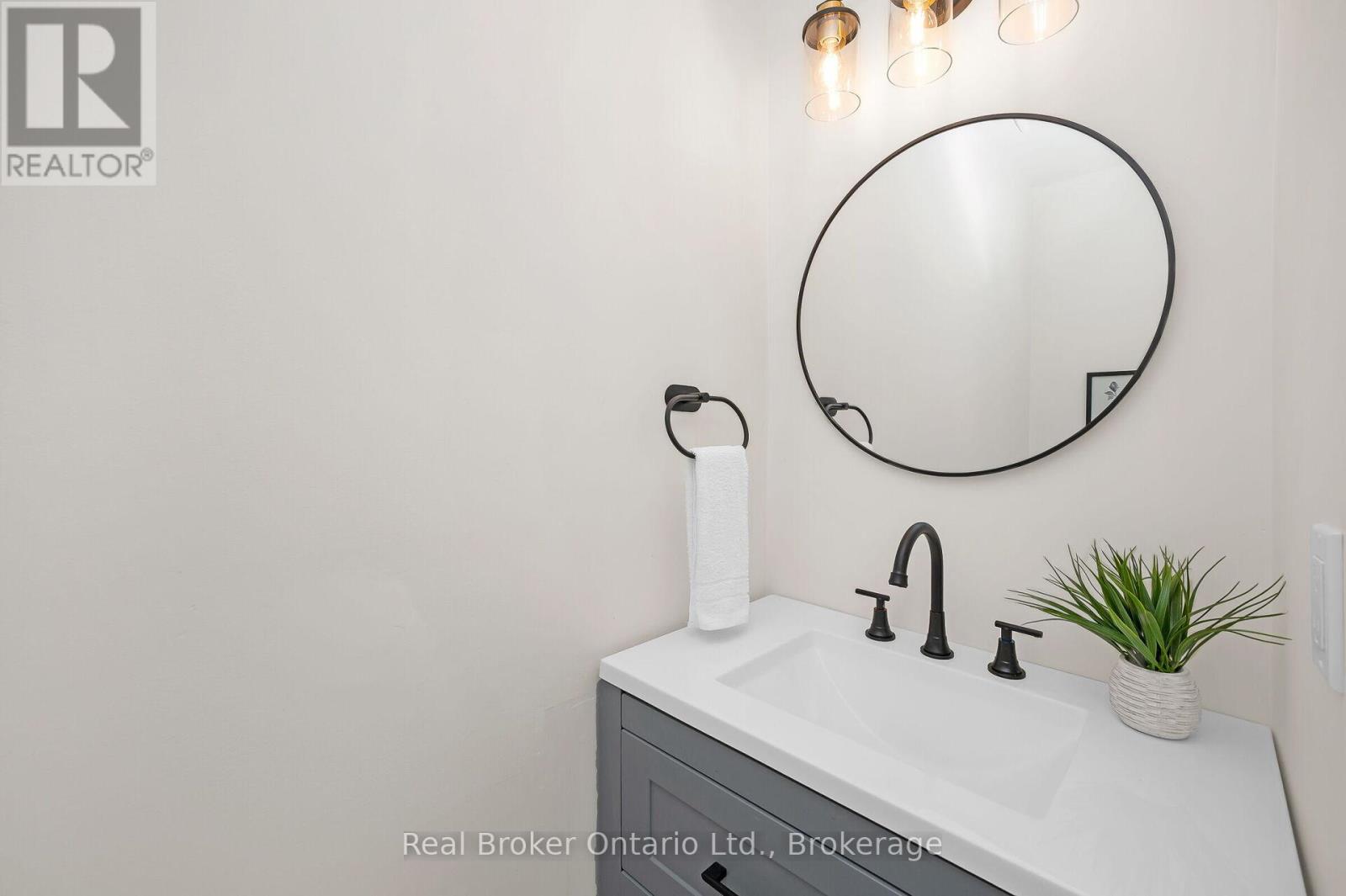 815 Sweetwater Crescent, Mississauga, Ontario  L5H 4A7 - Photo 16 - W12467878