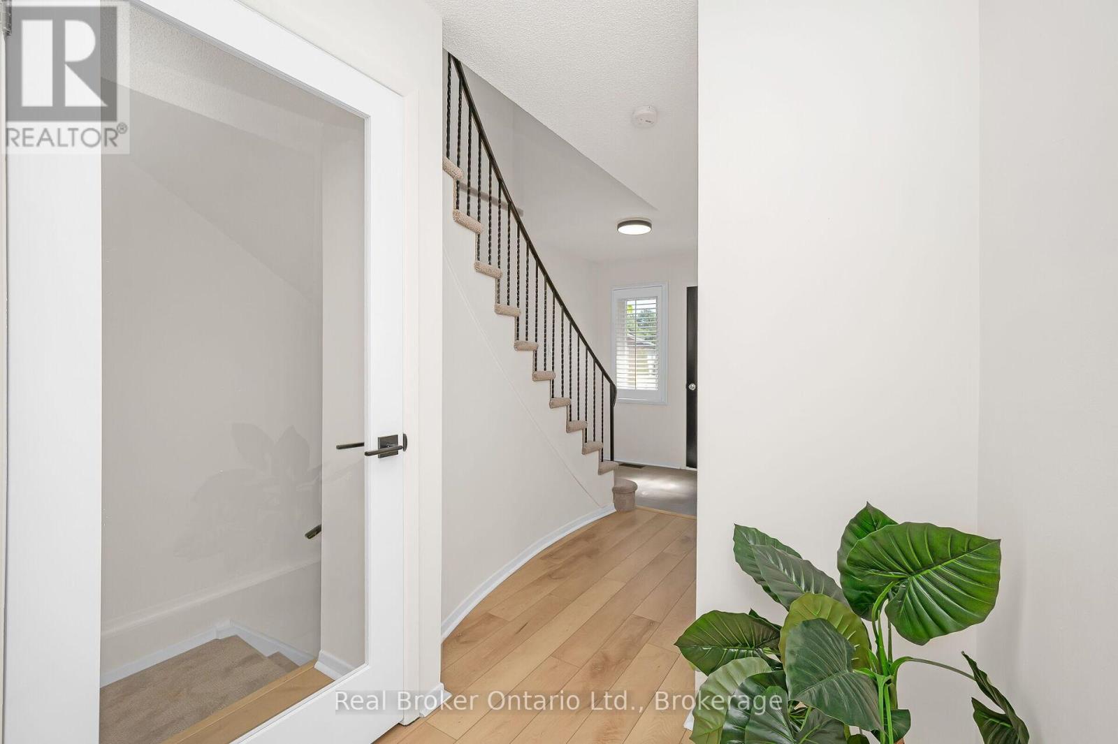 815 Sweetwater Crescent, Mississauga, Ontario  L5H 4A7 - Photo 17 - W12467878