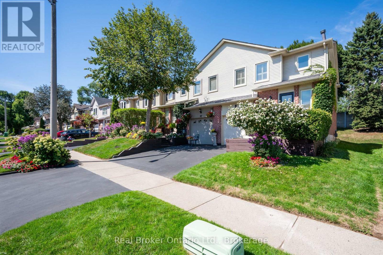 815 Sweetwater Crescent, Mississauga, Ontario  L5H 4A7 - Photo 2 - W12467878