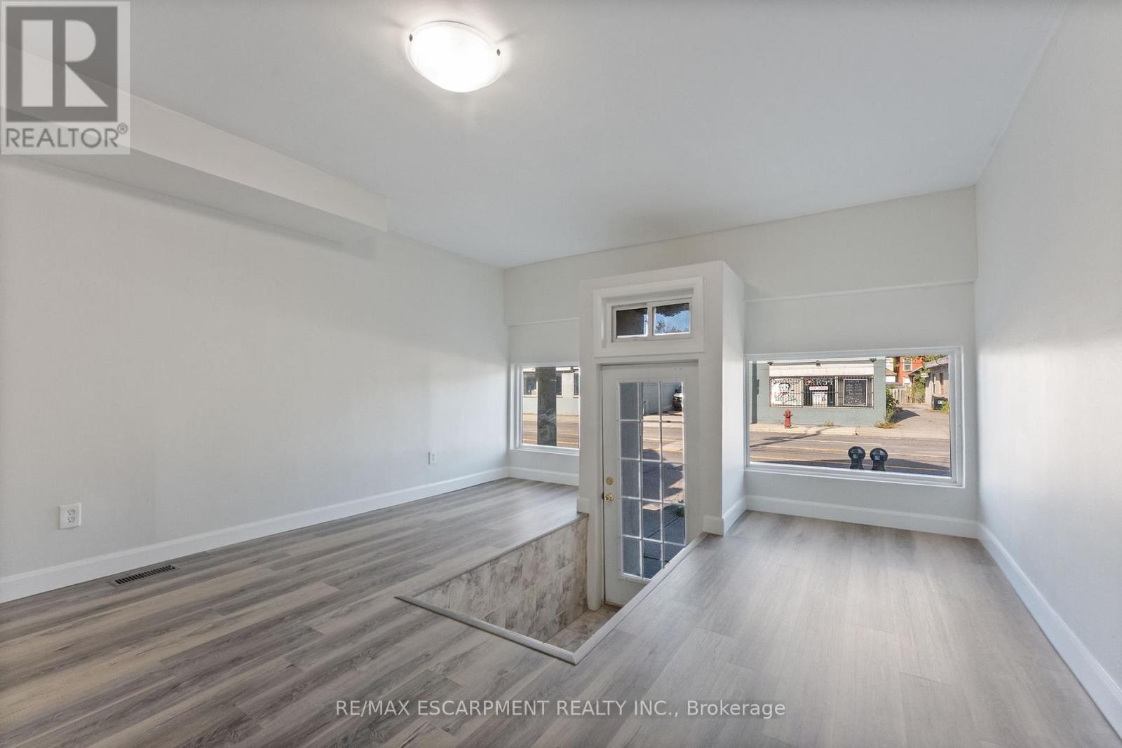 940 Barton Street E, Hamilton, Ontario  L8L 3C5 - Photo 5 - X12467701