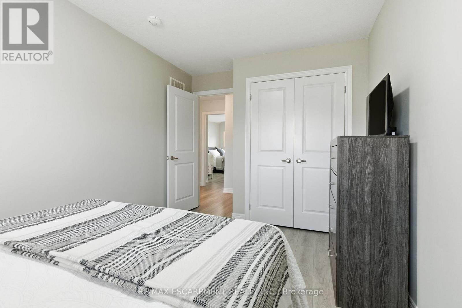 18 Mia Drive, Hamilton, Ontario  L9B 0K1 - Photo 17 - X12467721