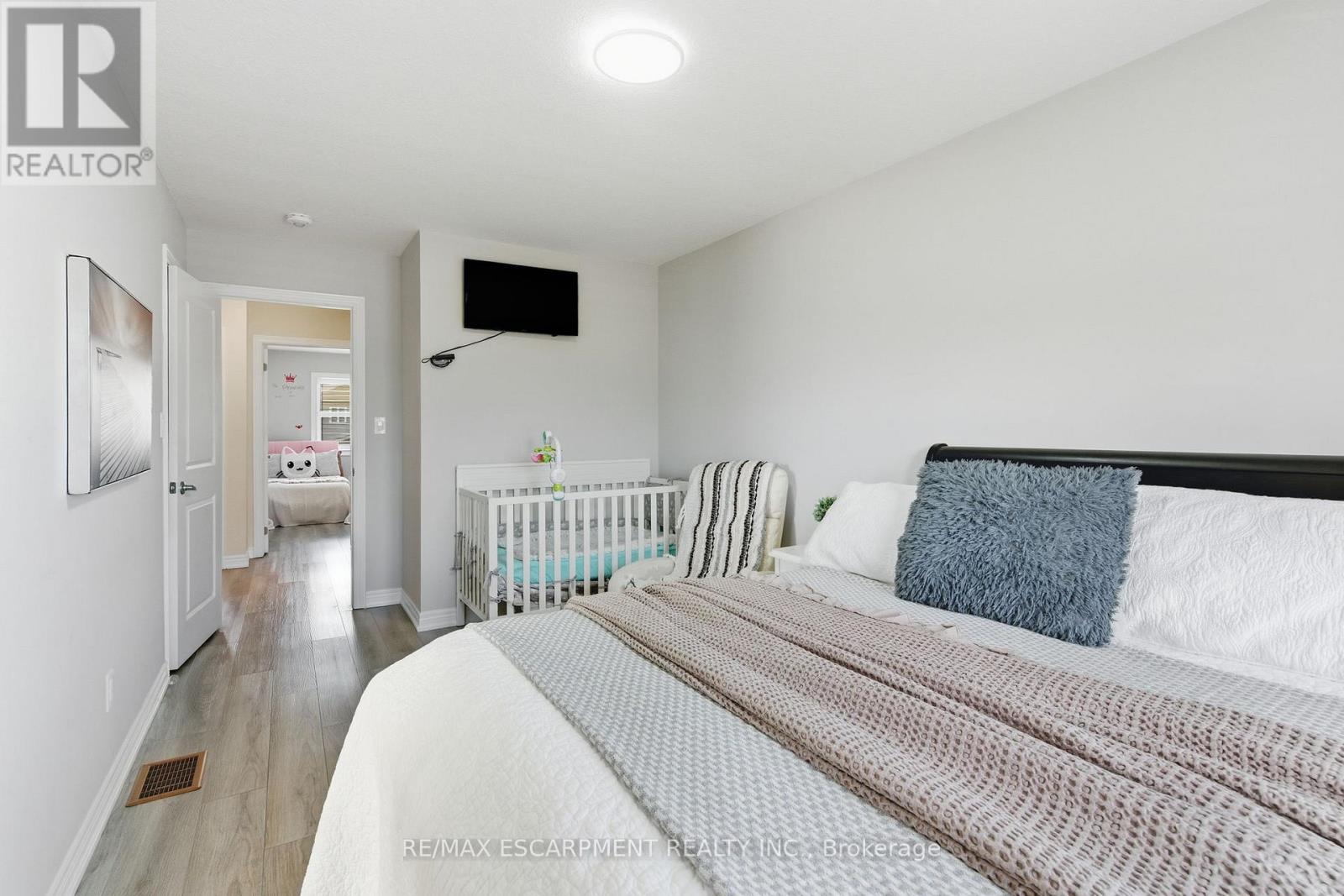 18 Mia Drive, Hamilton, Ontario  L9B 0K1 - Photo 23 - X12467721