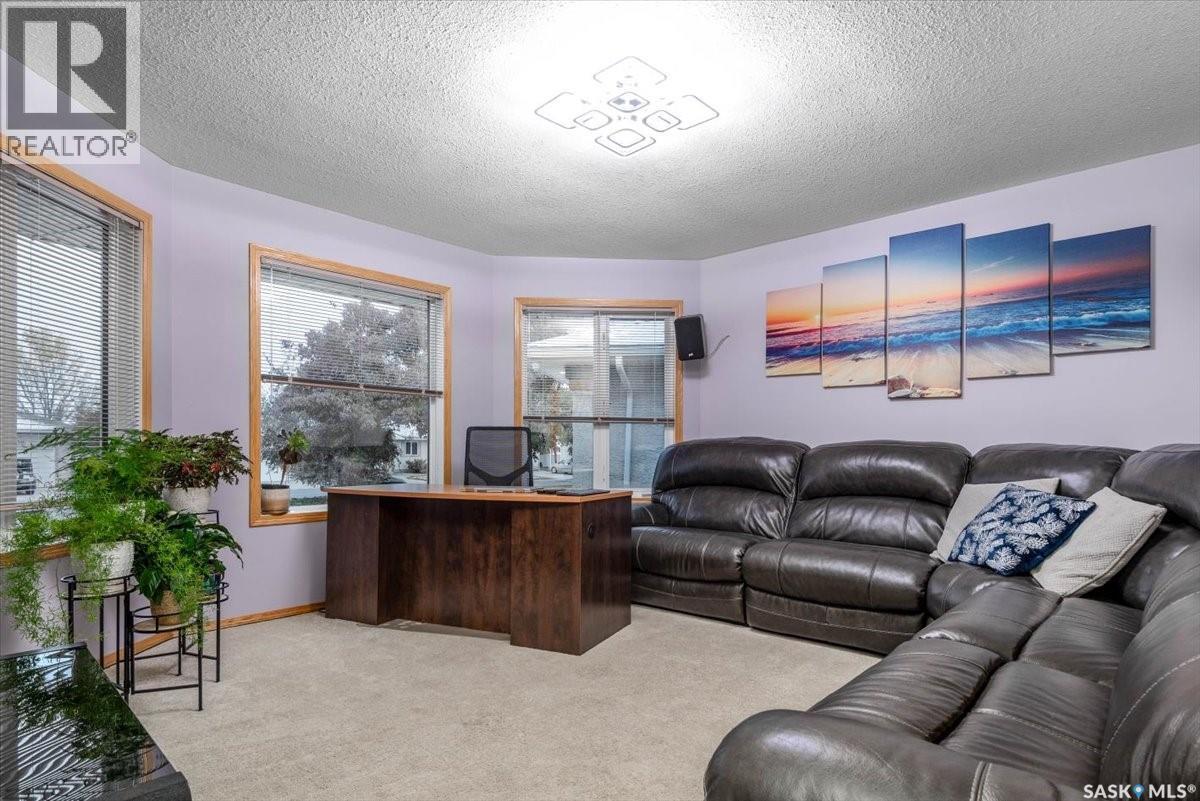 1554 Dewdney Bay E, Regina, Saskatchewan  S4Z 1A7 - Photo 4 - SK020958