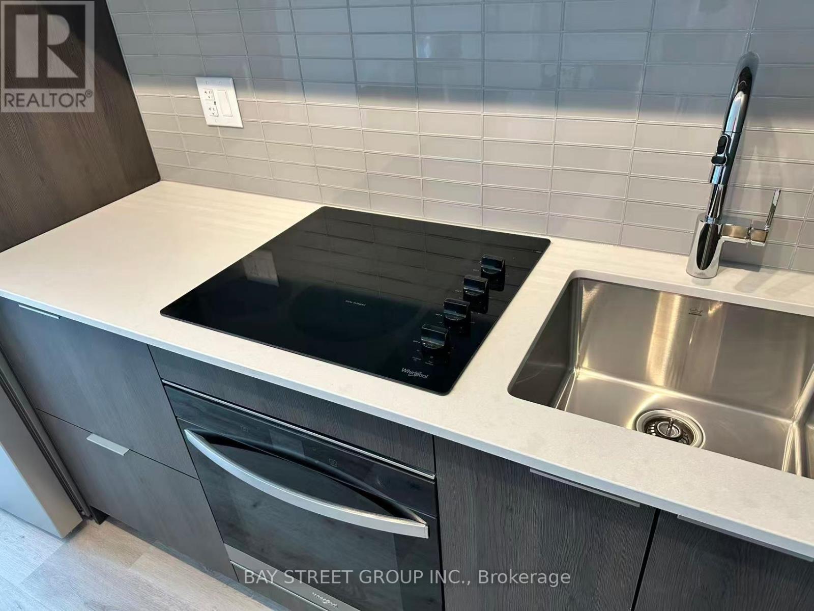 402 - 395 Square One Drive, Mississauga, Ontario  L5B 0P6 - Photo 8 - W12459435