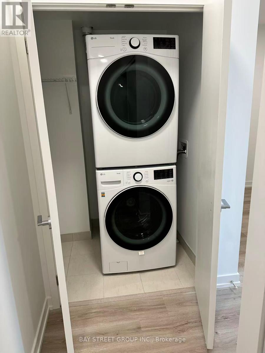 402 - 395 Square One Drive, Mississauga, Ontario  L5B 0P6 - Photo 9 - W12459435