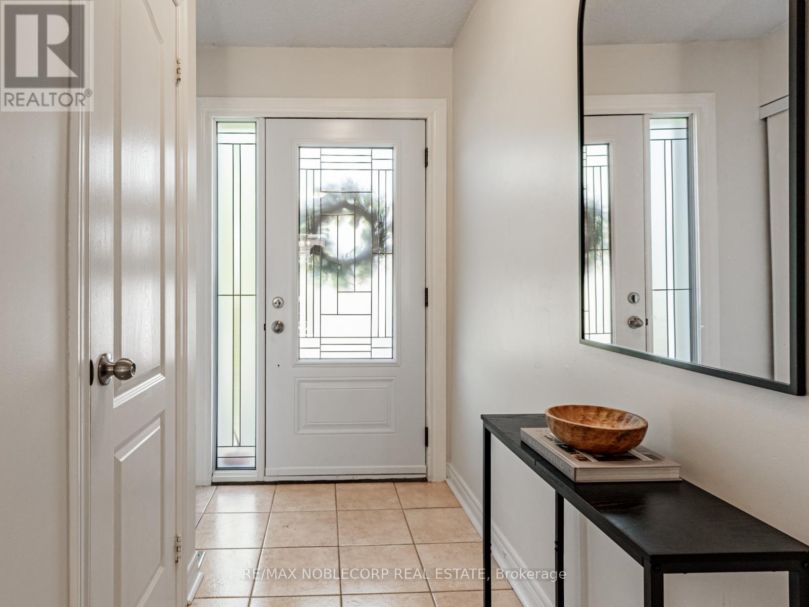 8 Rolling Hills Lane, Caledon, Ontario  L7E 1T9 - Photo 4 - W12467830