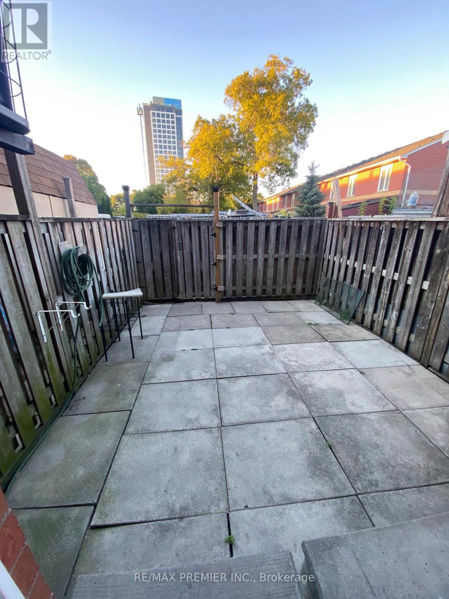 Upper - 1524 Dupont Street, Toronto, Ontario  M6P 4G7 - Photo 8 - W12467831