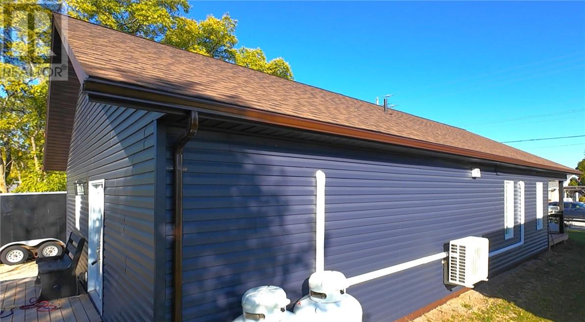 29 Vankoughnet  St. E., Little Current, Ontario  P0P 1K0 - Photo 3 - 2125248