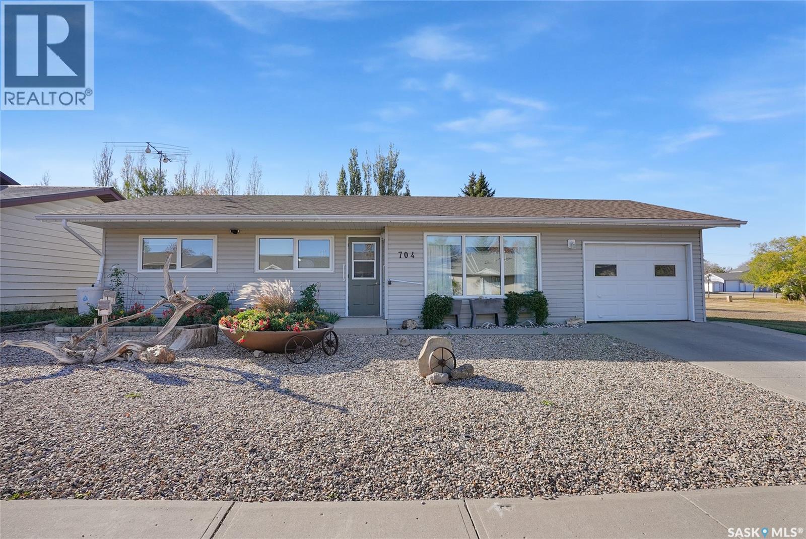 704 Leeville Drive, Assiniboia, Saskatchewan  S0H 0B0 - Photo 2 - SK020986