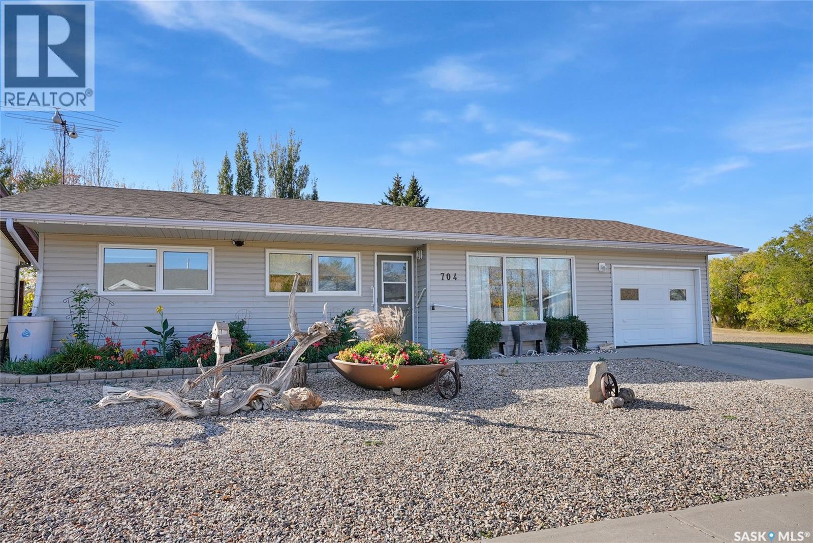 704 Leeville Drive, Assiniboia, Saskatchewan  S0H 0B0 - Photo 3 - SK020986