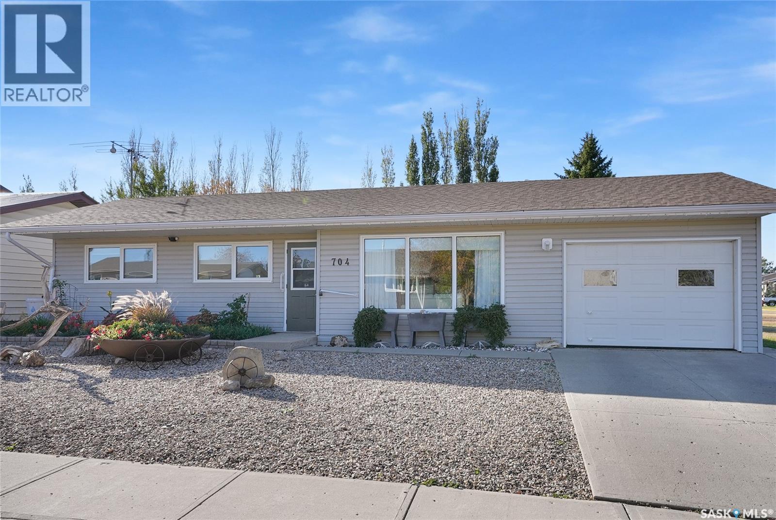 704 Leeville Drive, Assiniboia, Saskatchewan  S0H 0B0 - Photo 4 - SK020986