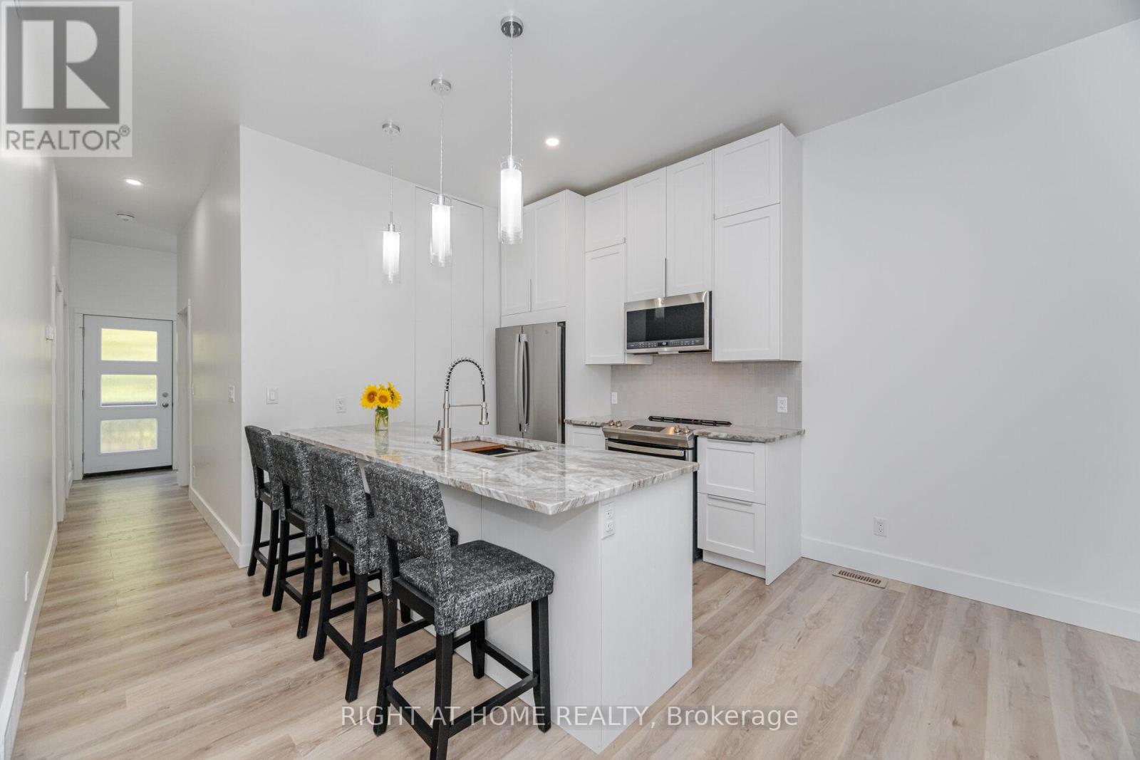 183 Normanhurst Avenue, Hamilton, Ontario  L8H 5M9 - Photo 11 - X12467839