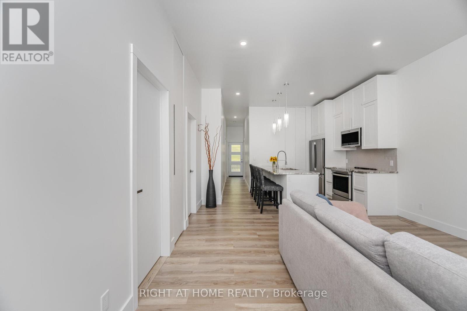 183 Normanhurst Avenue, Hamilton, Ontario  L8H 5M9 - Photo 6 - X12467839
