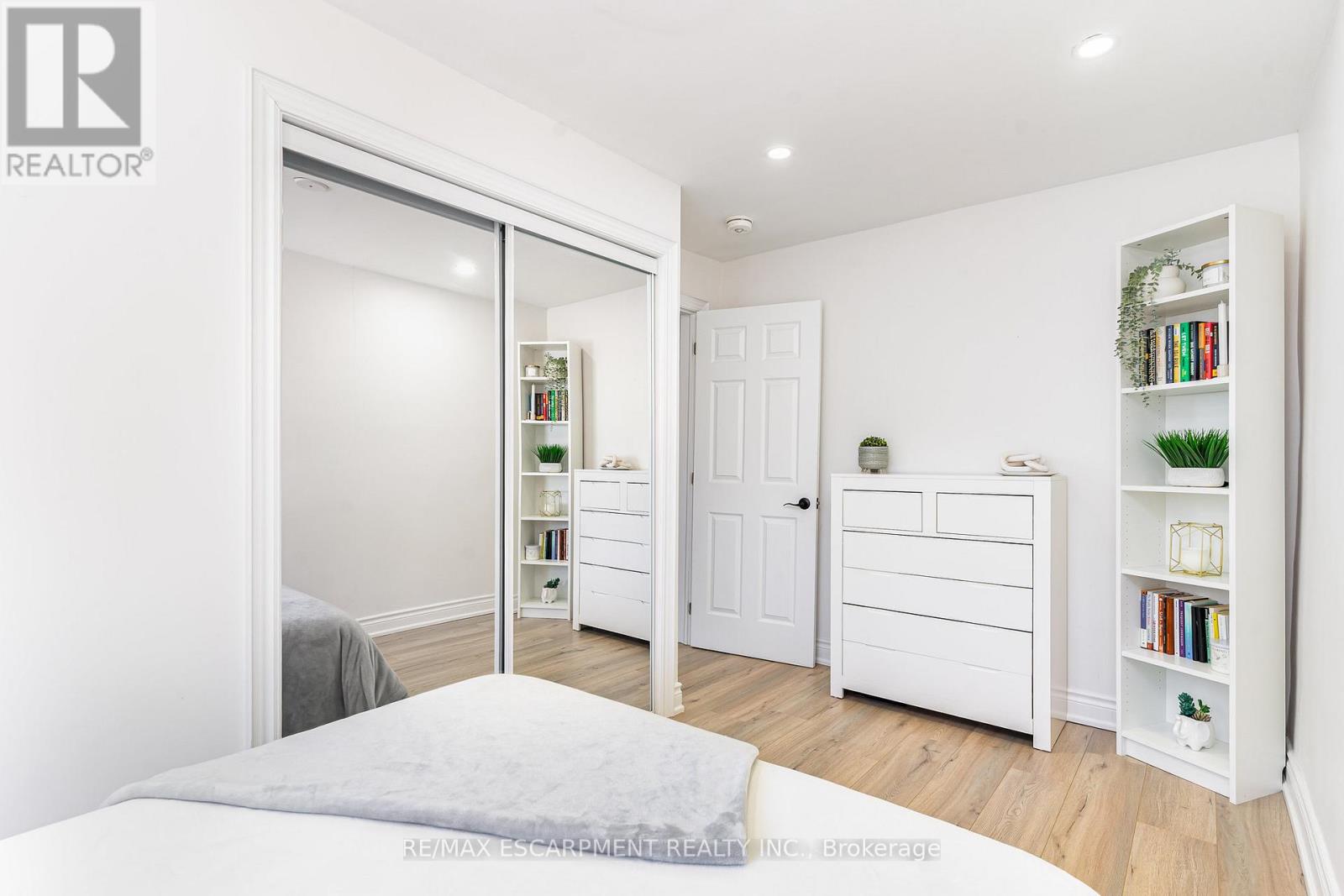 97 East 31st Street, Hamilton, Ontario  L8V 3N9 - Photo 14 - X12467854