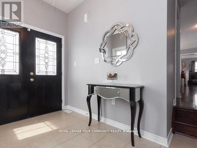 2 Herefordshire Crescent, Newmarket, Ontario  L9N 0B4 - Photo 4 - N12467919