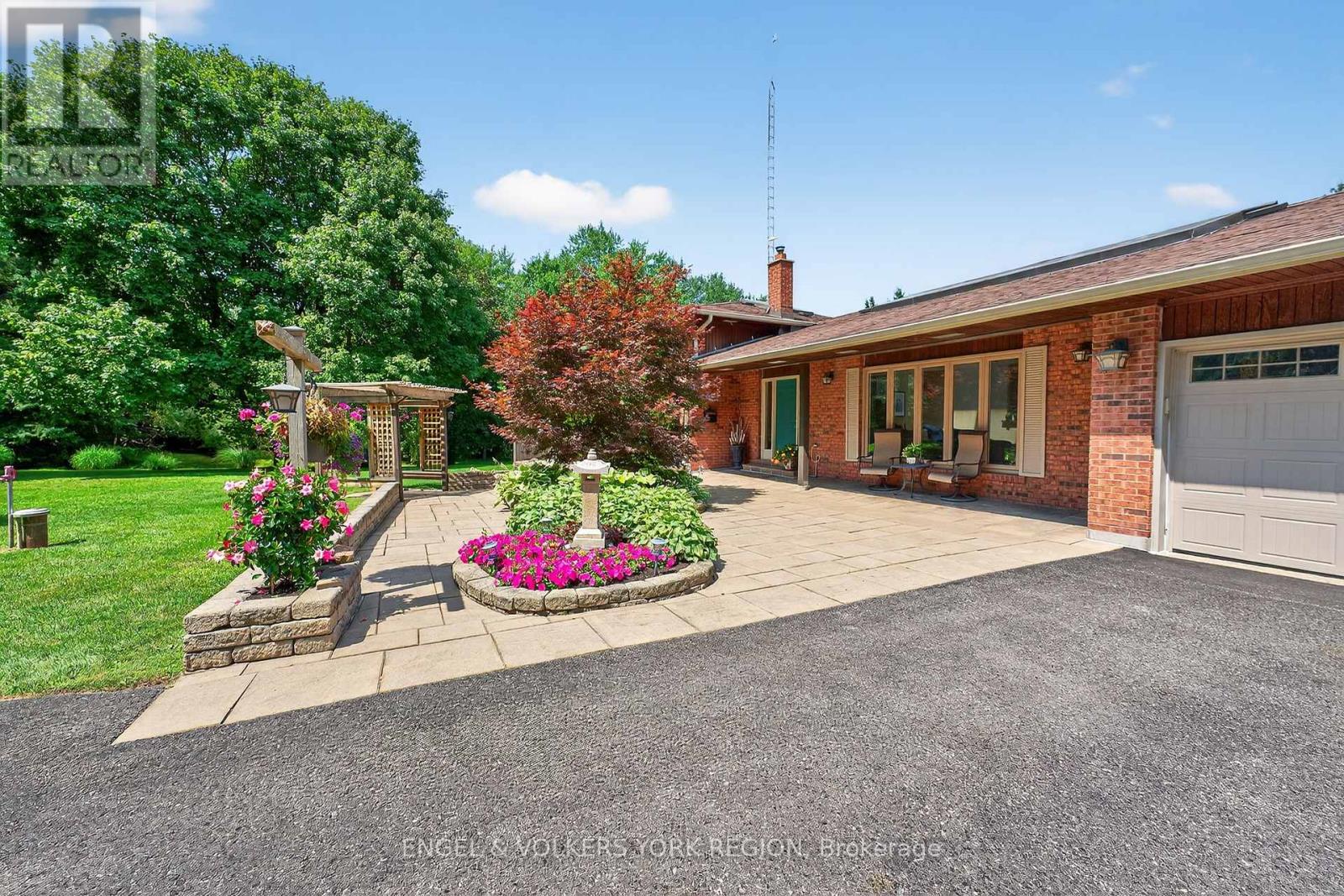 90 Dearbourne Avenue, King, Ontario  L7B 1A3 - Photo 4 - N12467937