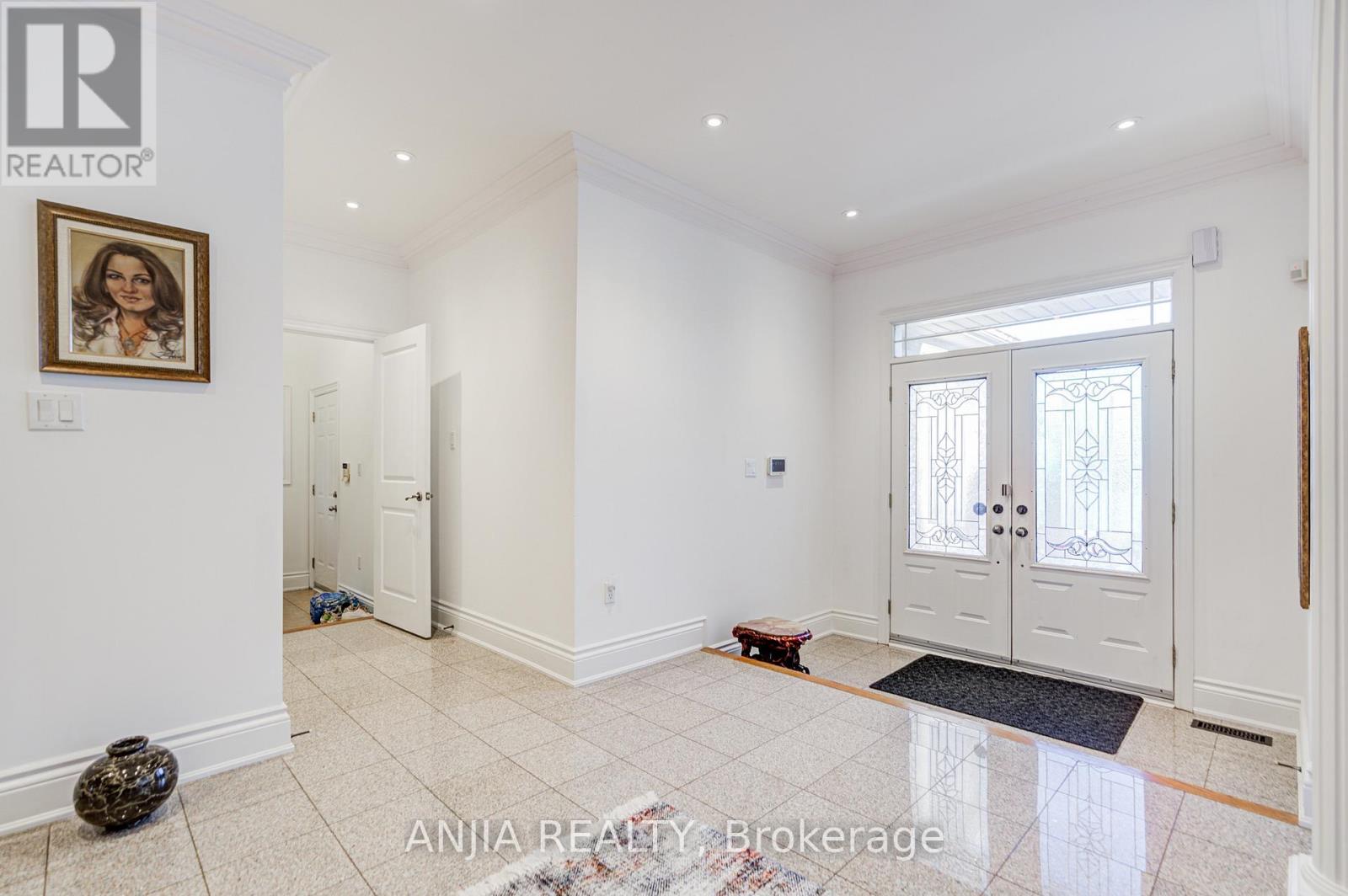 212 19th Avenue, Richmond Hill, Ontario  L4E 3P6 - Photo 6 - N12467938