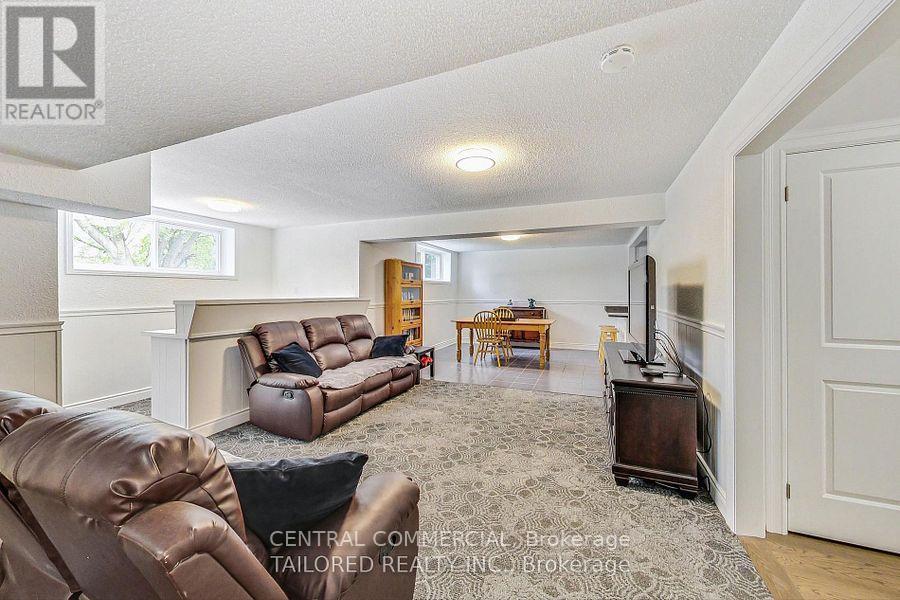 35 Mackay Avenue, Richmond Hill, Ontario  L4C 6K2 - Photo 24 - N12468023