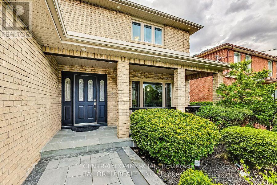 35 Mackay Avenue, Richmond Hill, Ontario  L4C 6K2 - Photo 3 - N12468023