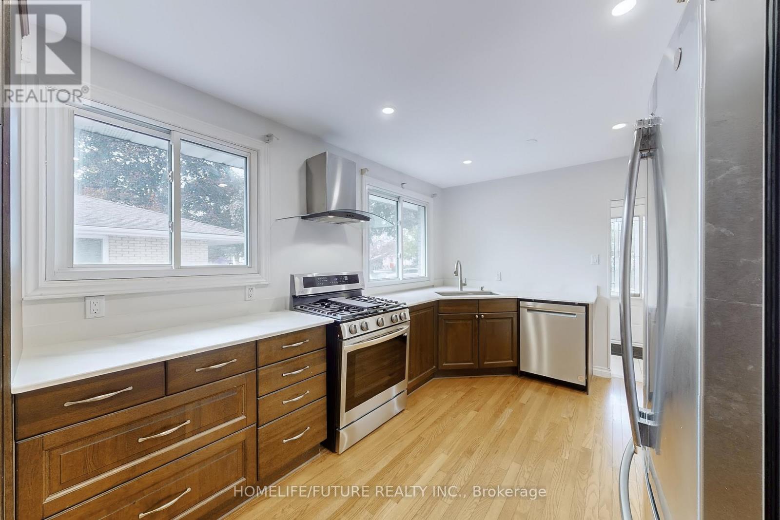 659 Bridle Wood, Burlington, Ontario  L7L 4E2 - Photo 17 - W12467932