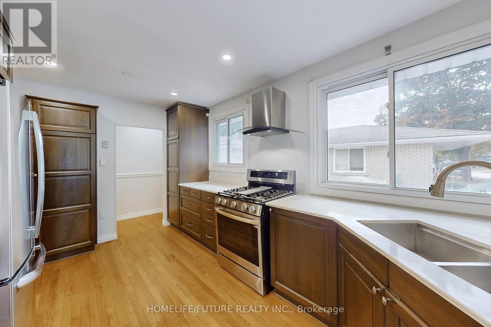 659 Bridle Wood, Burlington, Ontario  L7L 4E2 - Photo 18 - W12467932