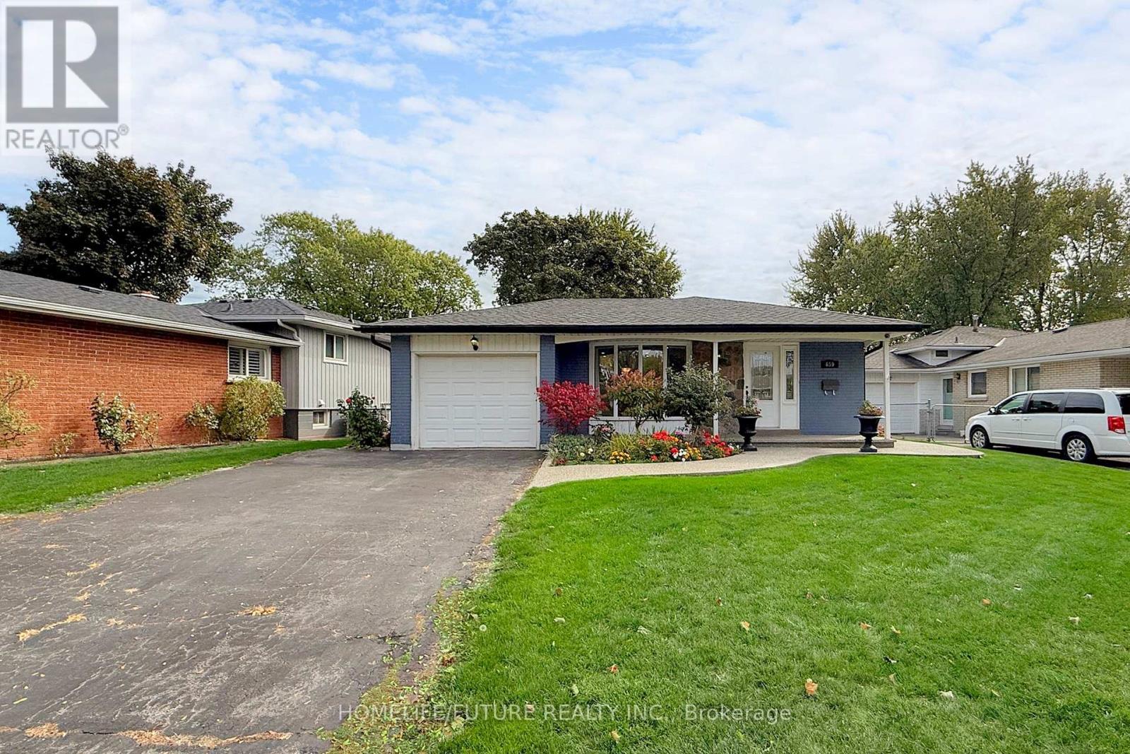 659 Bridle Wood, Burlington, Ontario  L7L 4E2 - Photo 2 - W12467932