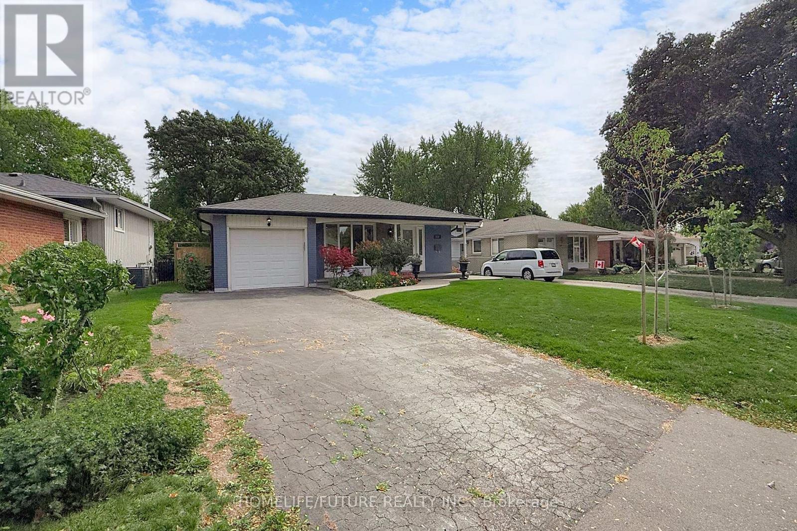 659 Bridle Wood, Burlington, Ontario  L7L 4E2 - Photo 3 - W12467932