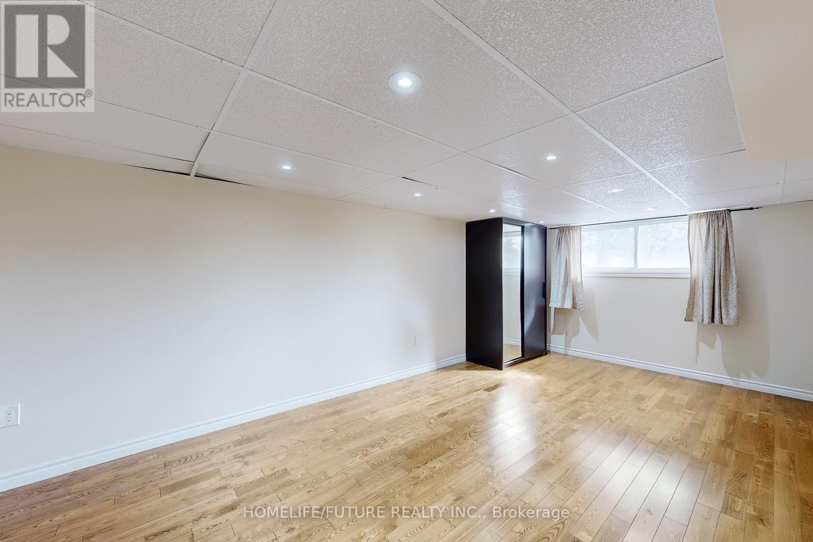 659 Bridle Wood, Burlington, Ontario  L7L 4E2 - Photo 38 - W12467932