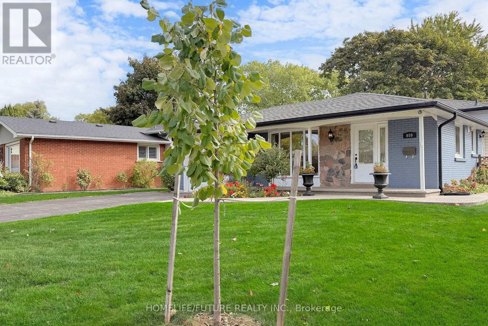 659 Bridle Wood, Burlington, Ontario  L7L 4E2 - Photo 4 - W12467932