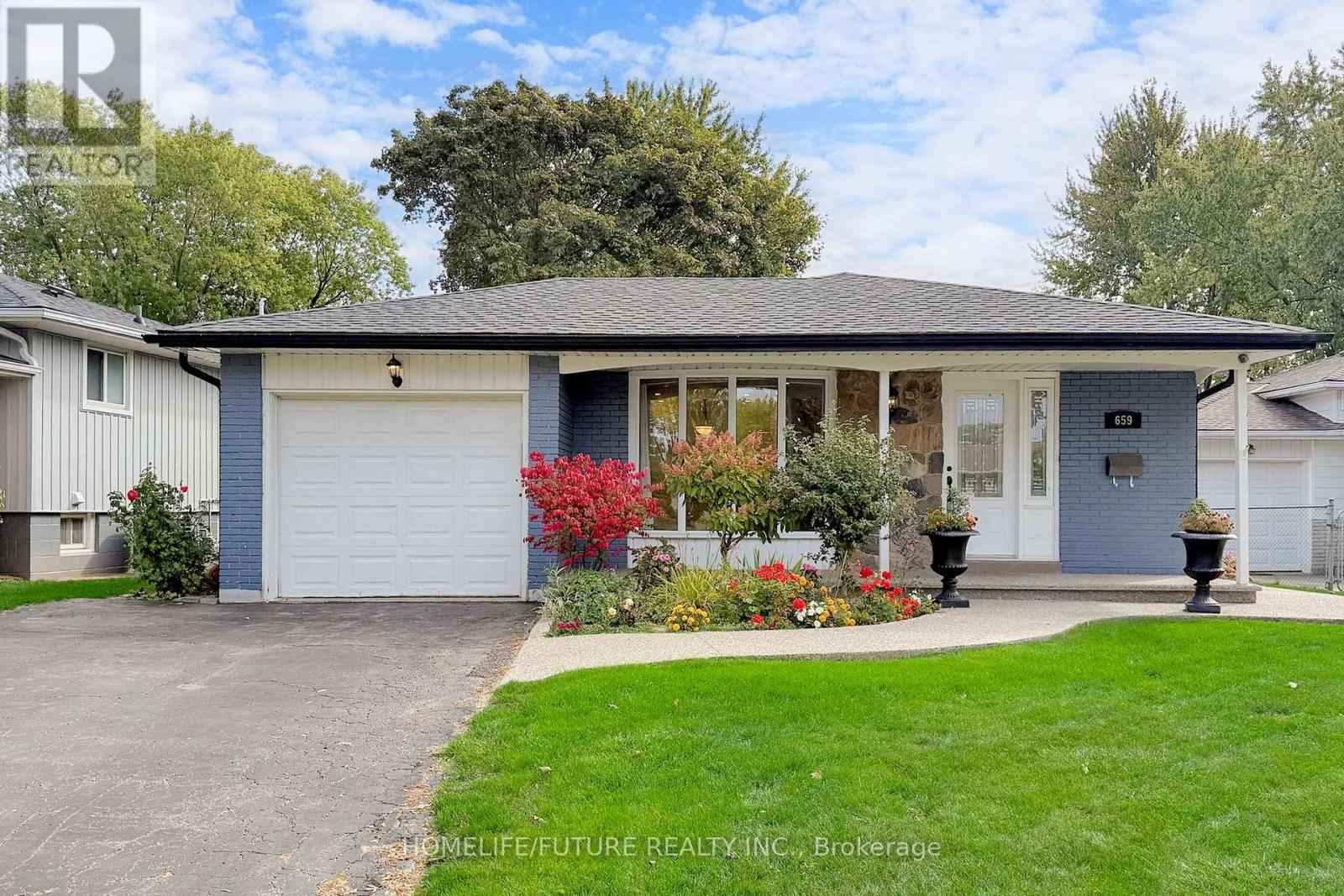 659 Bridle Wood, Burlington, Ontario  L7L 4E2 - Photo 6 - W12467932