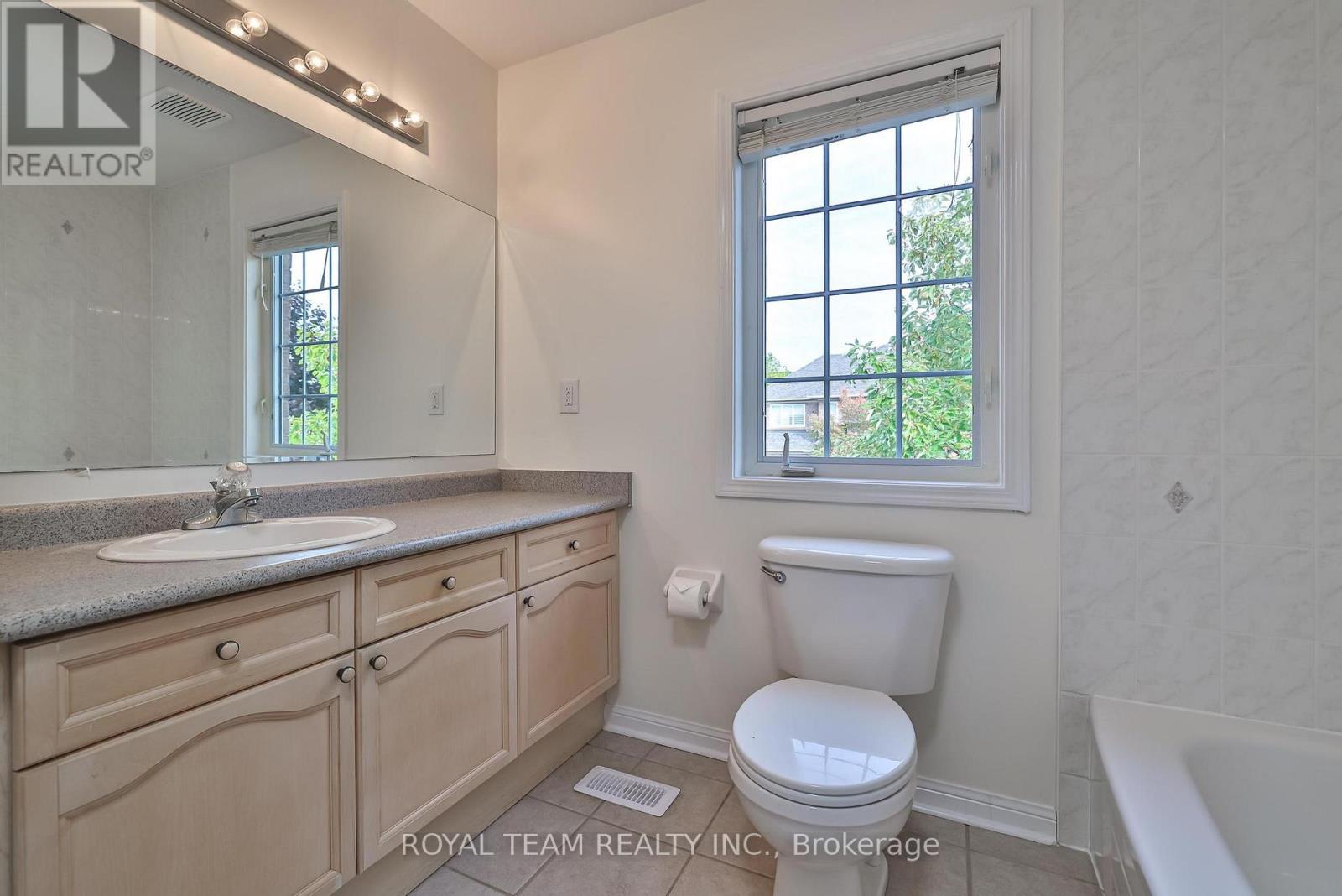 2439 Hollybrook Drive, Oakville, Ontario  L6M 4S8 - Photo 16 - W12467974
