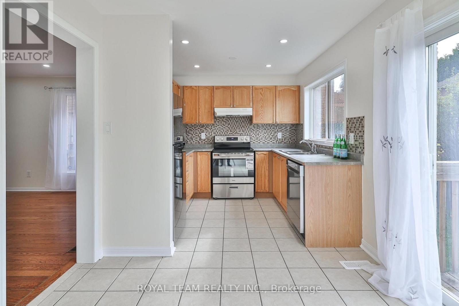 2439 Hollybrook Drive, Oakville, Ontario  L6M 4S8 - Photo 9 - W12467974