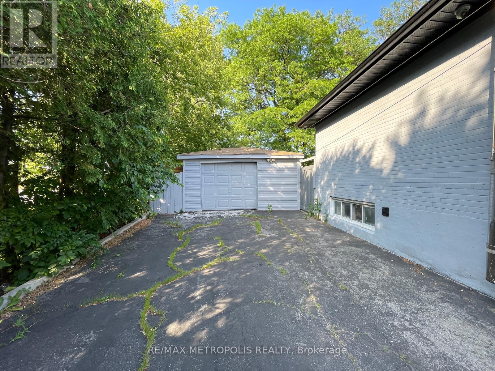 Main - 575 Third Line, Oakville, Ontario  L6L 4A8 - Photo 3 - W12468003