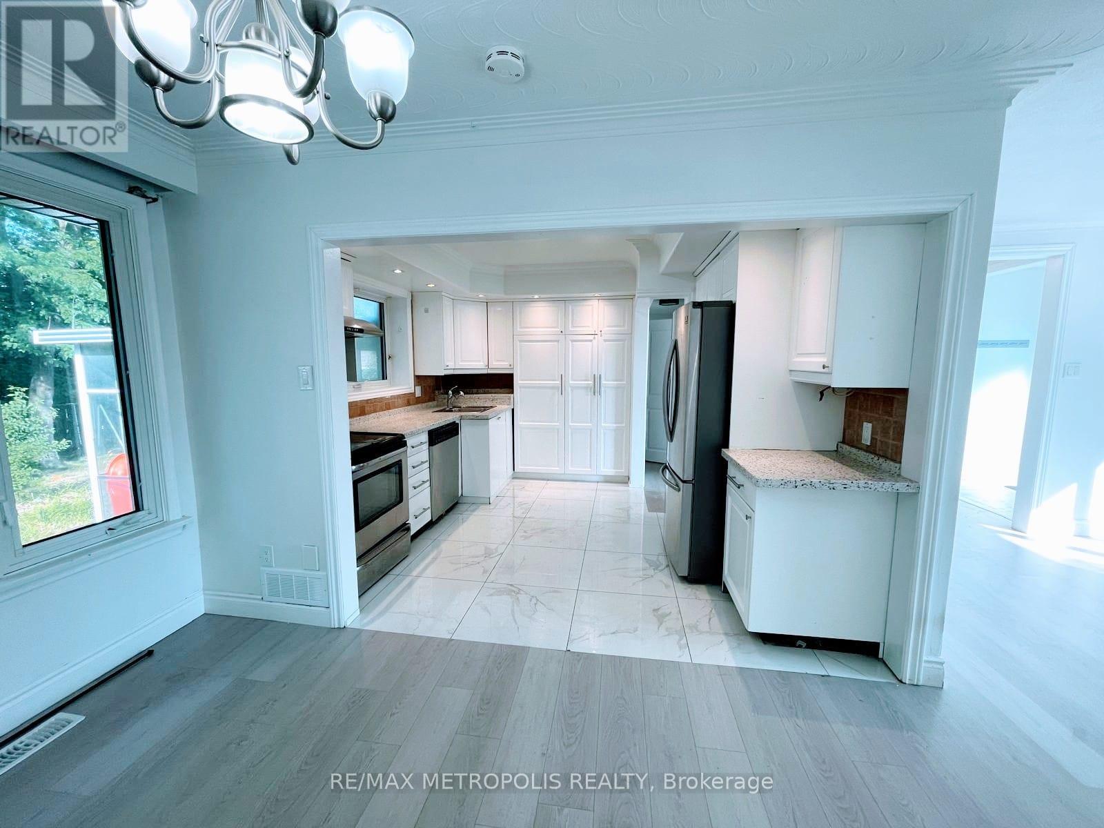 Main - 575 Third Line, Oakville, Ontario  L6L 4A8 - Photo 8 - W12468003