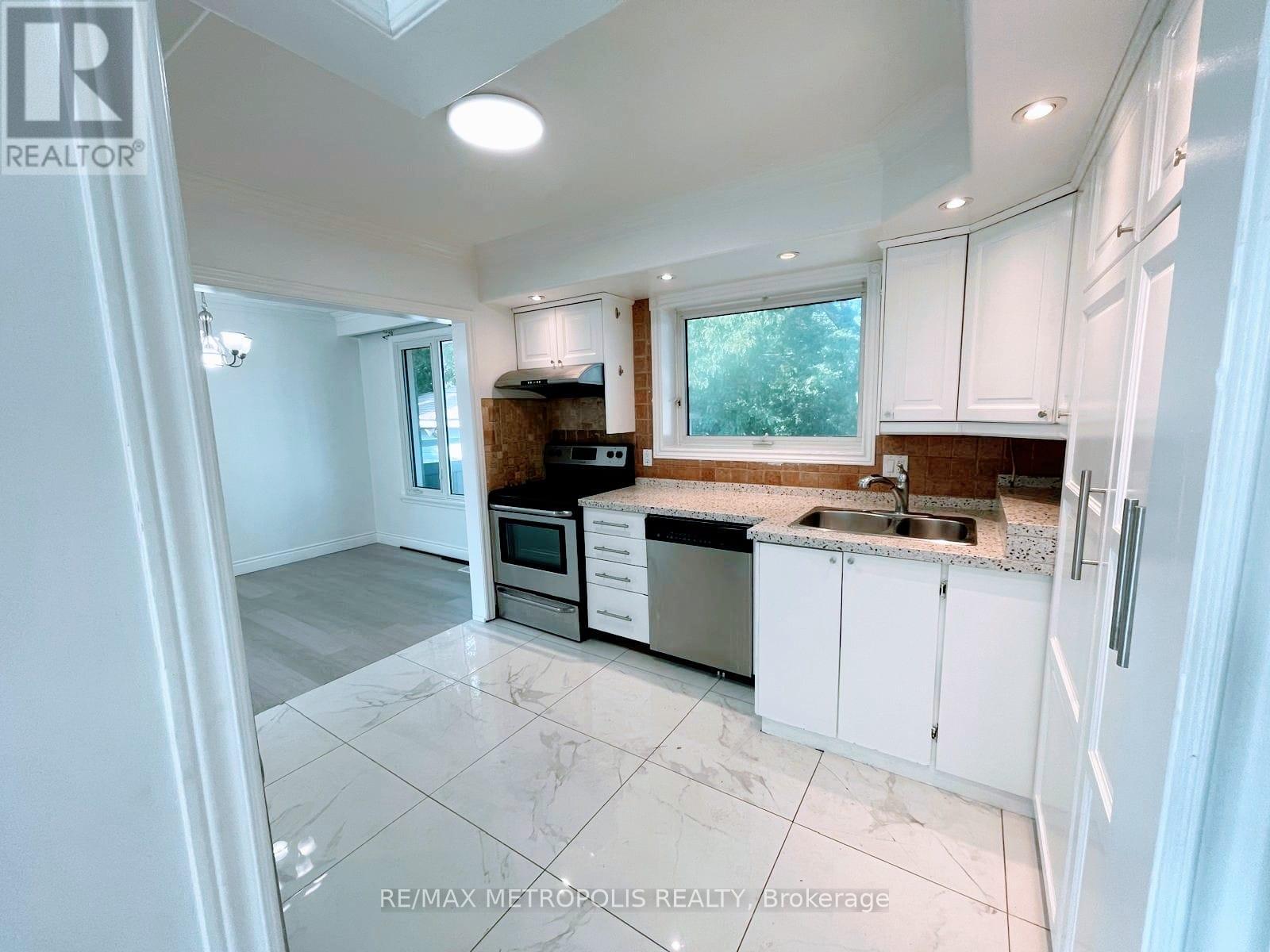 Main - 575 Third Line, Oakville, Ontario  L6L 4A8 - Photo 9 - W12468003