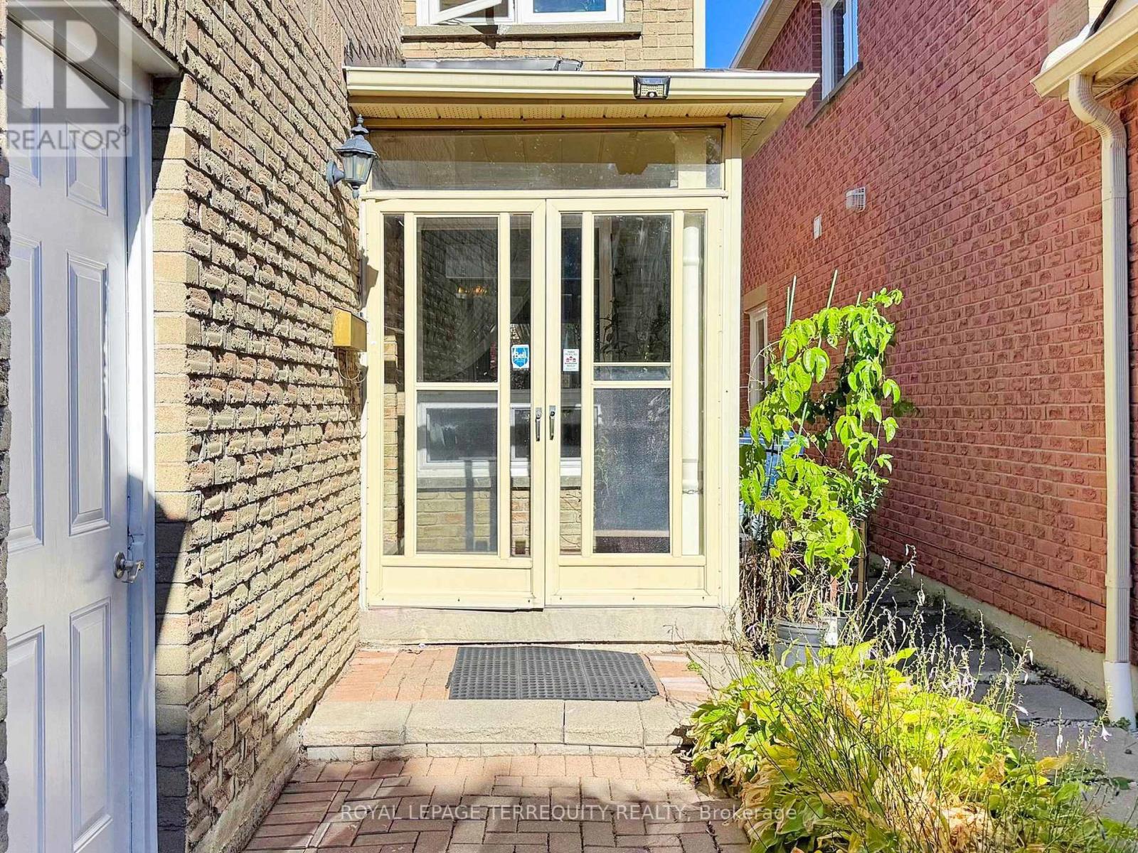 16 Audrelane Court, Toronto, Ontario  M1V 3S4 - Photo 4 - E12466197
