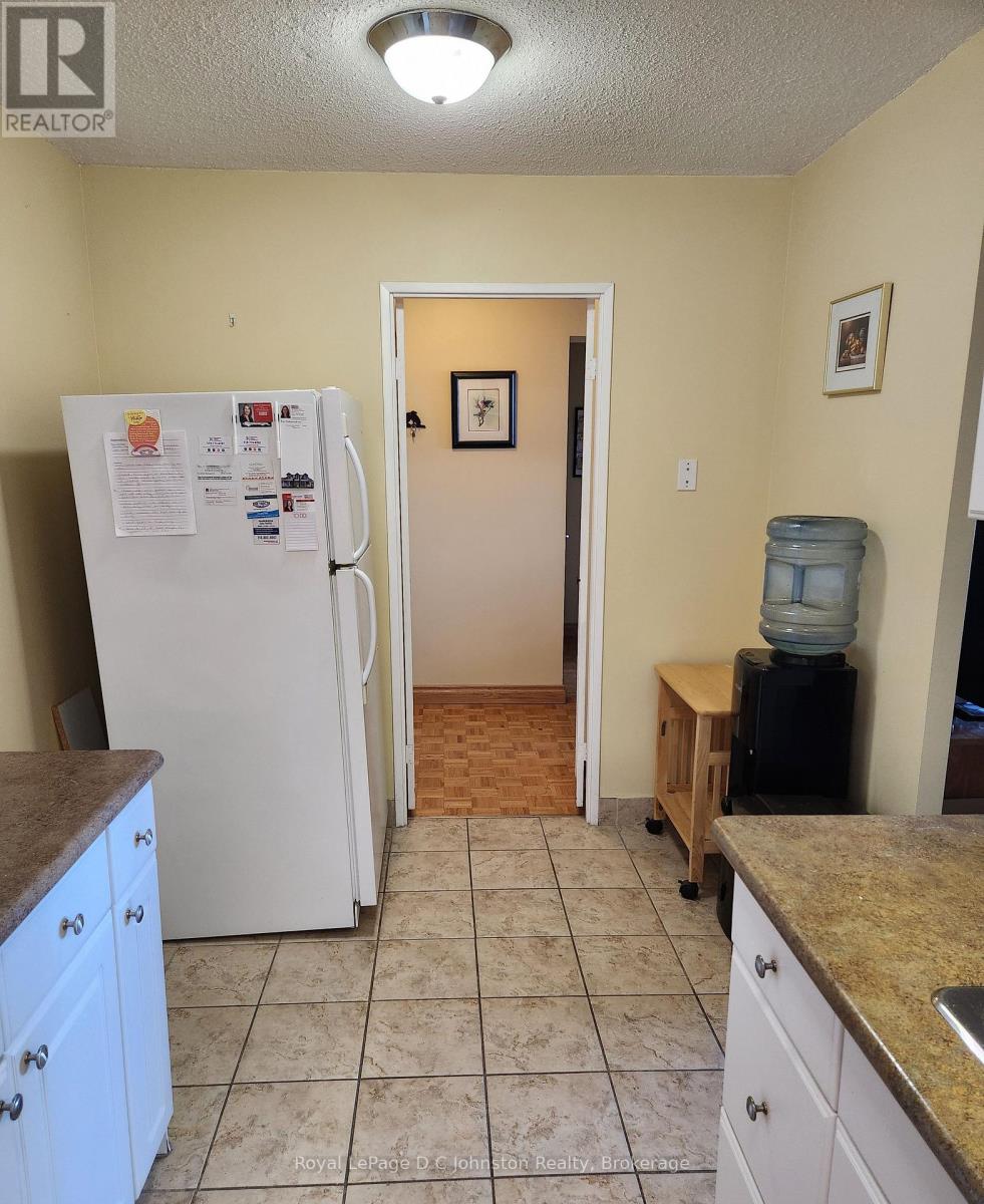 806 - 225 Harvard Place, Waterloo, Ontario  N2J 4H4 - Photo 3 - X12468137