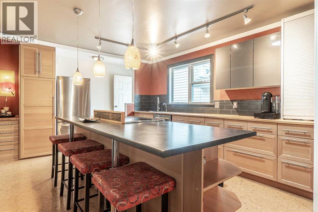 4812 Valiant Drive Nw, Calgary, Alberta  T2Y 3B4 - Photo 3 - A2254861