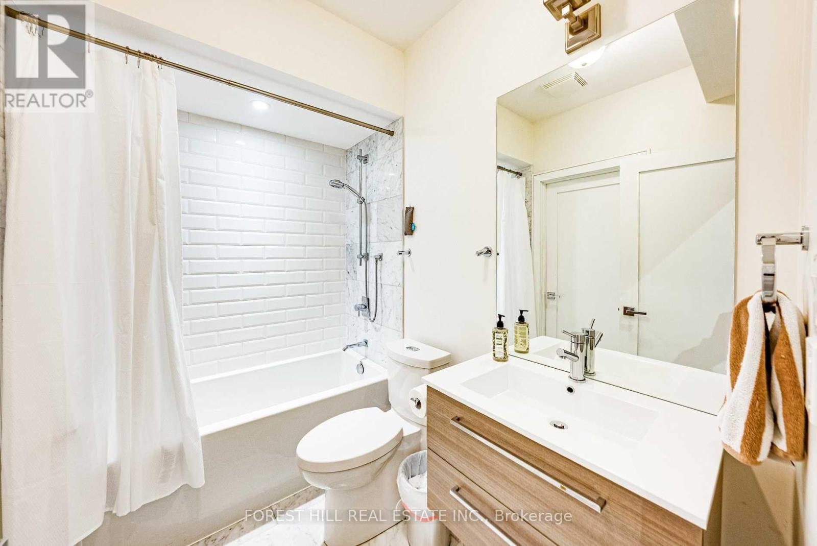 15a Roslin Avenue, Toronto, Ontario  M4N 1Y8 - Photo 18 - C12467560